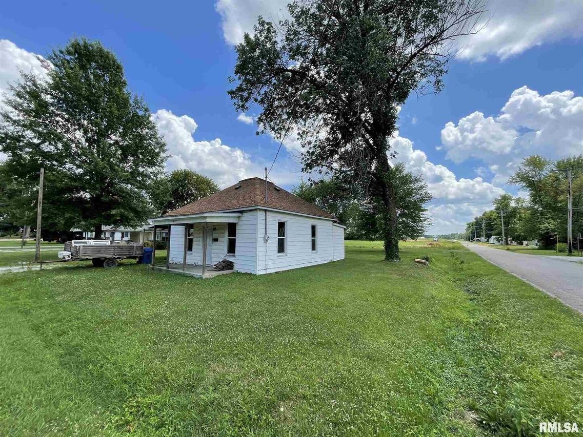 410 East Dr., Flora, IL 62839