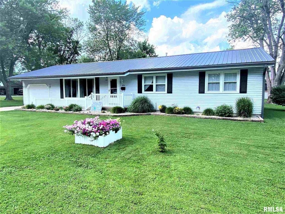 636 W 7th St., Flora, IL 62839