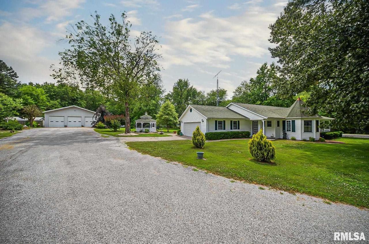 11210 Licata Rd., Benton, IL 62812