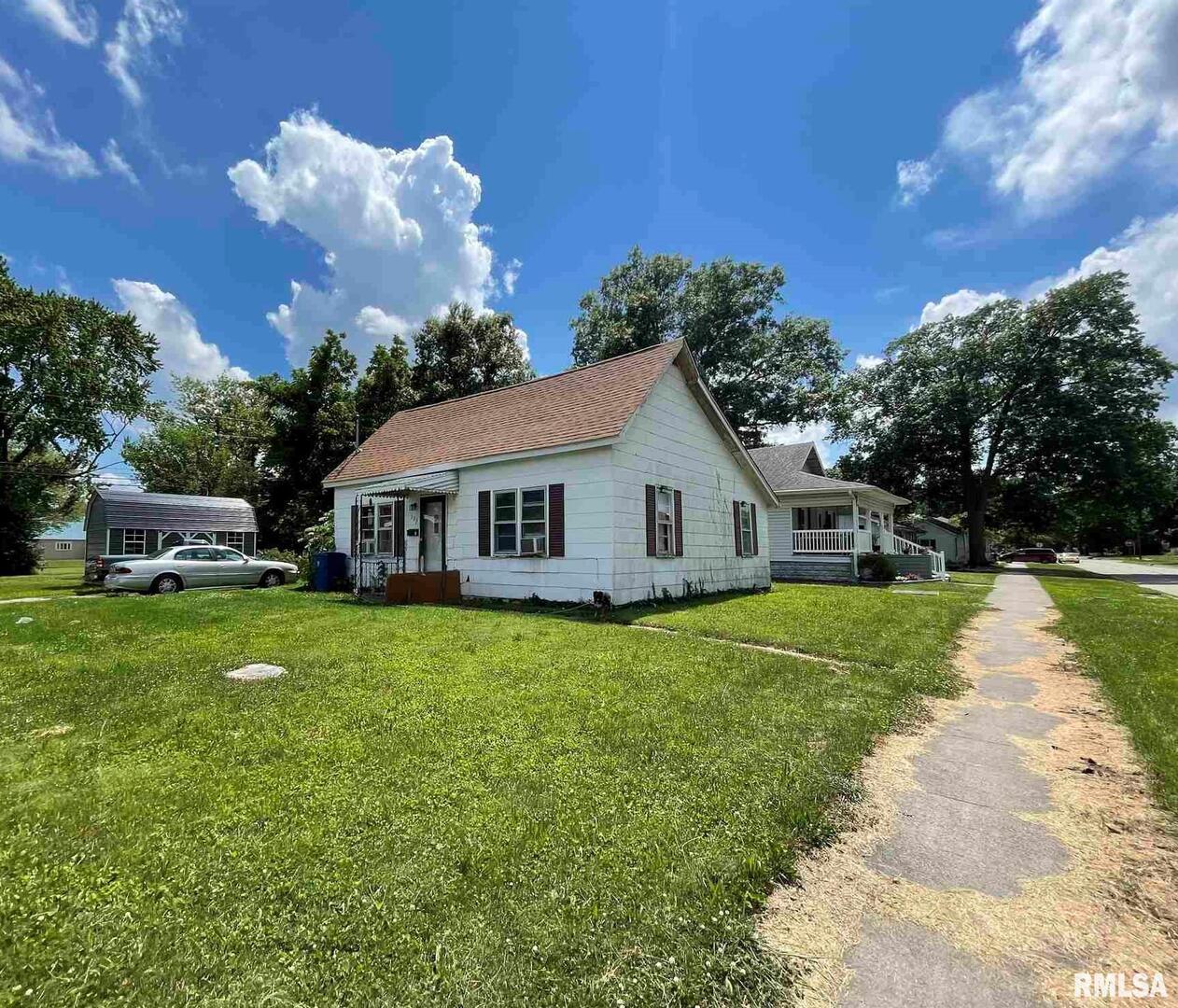 323 N Foster St., Flora, IL 62839