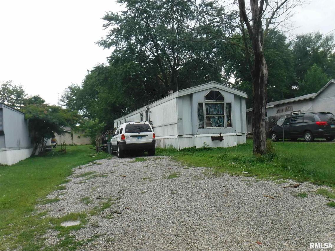 1203 N Jackson St., Salem, IL 62881