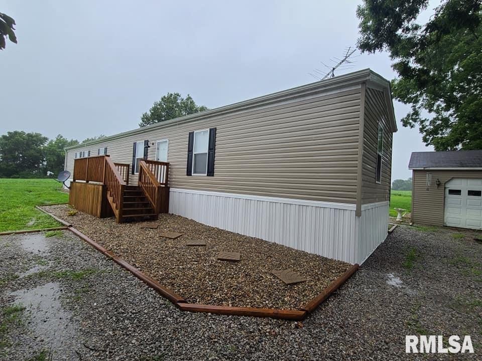 664 N 900 County Rd., Carmi, IL 62821