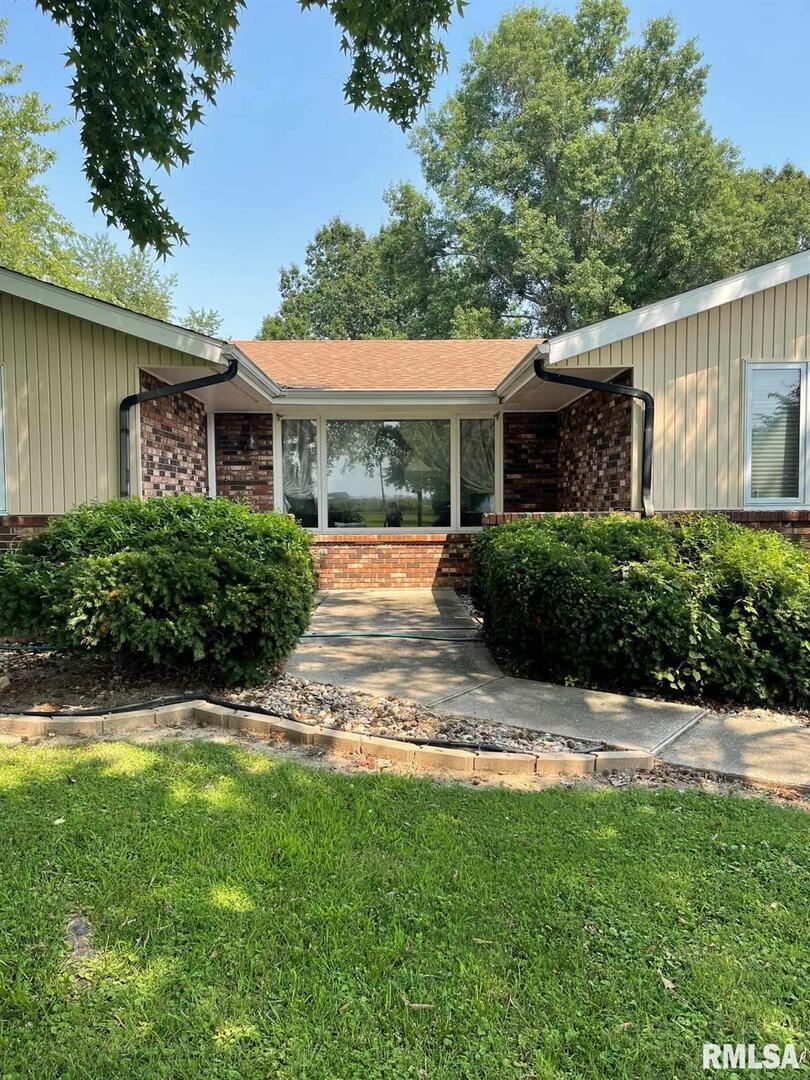 1402 N Duquoin St., Benton, IL 62812