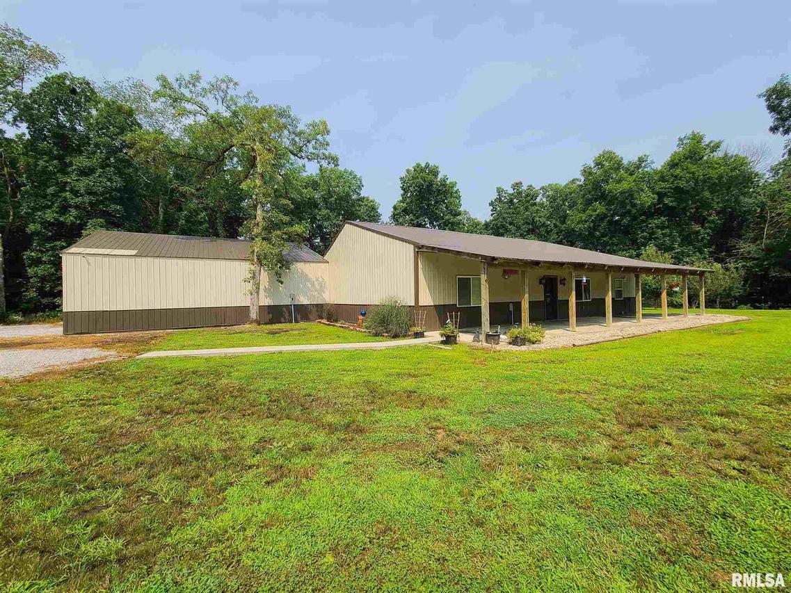 549 Leaf Dr., Flora, IL 62839