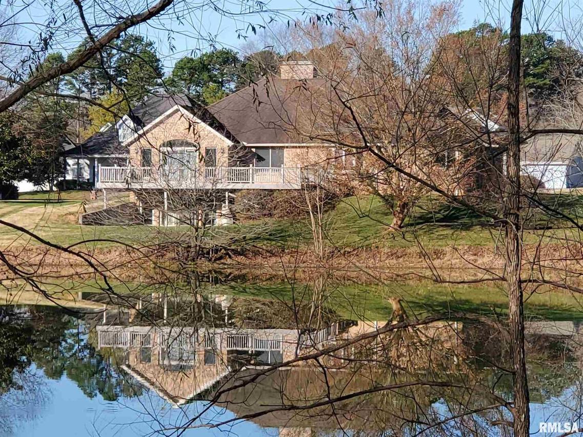 421 Deer Lake Dr., Carbondale, IL 62901