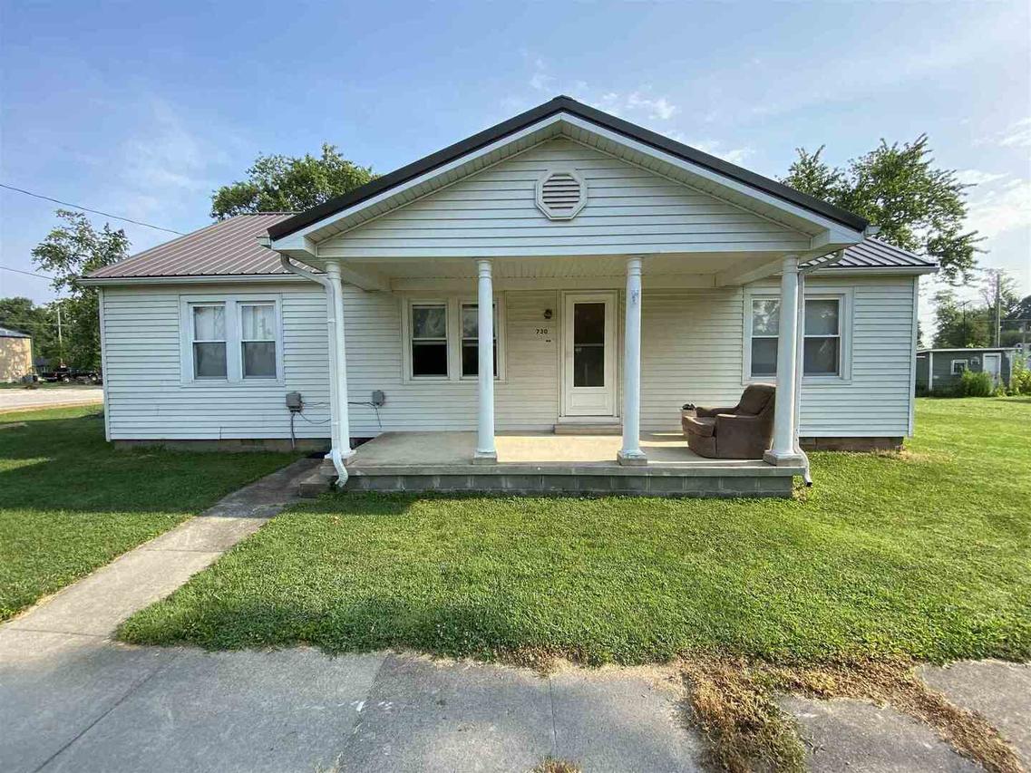 730 Johnson St., Louisville, IL 62858