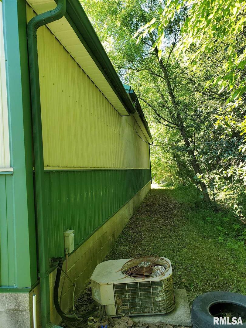 509 E 15th St., Christopher, IL 62822