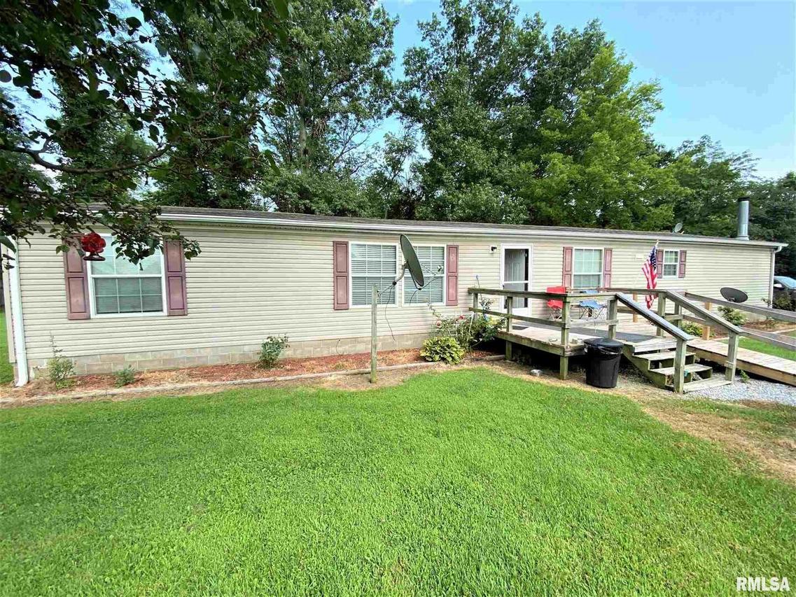 1721 Magnolia Ln., Flora, IL 62839