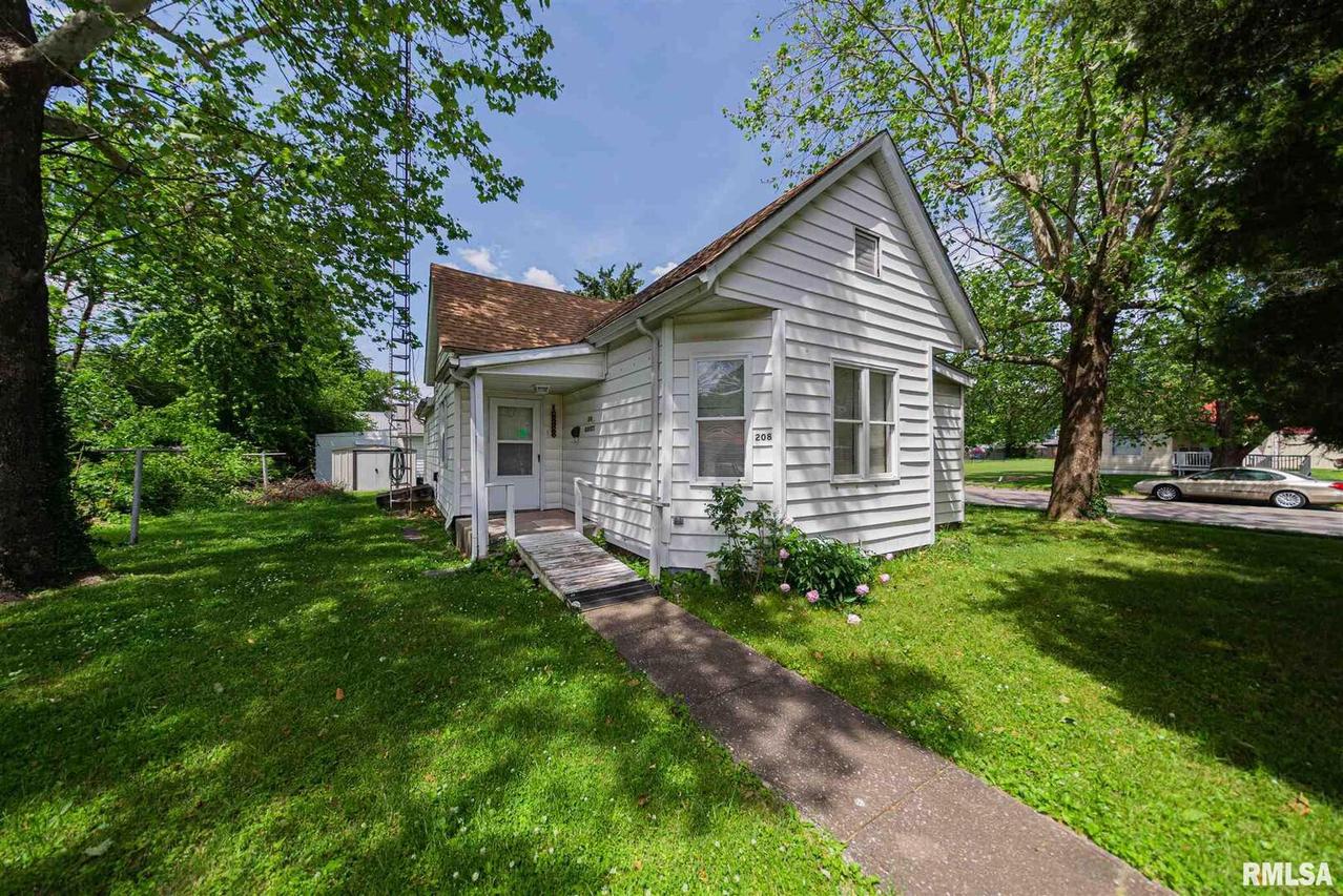 208 Burkett St., Benton, IL 62812