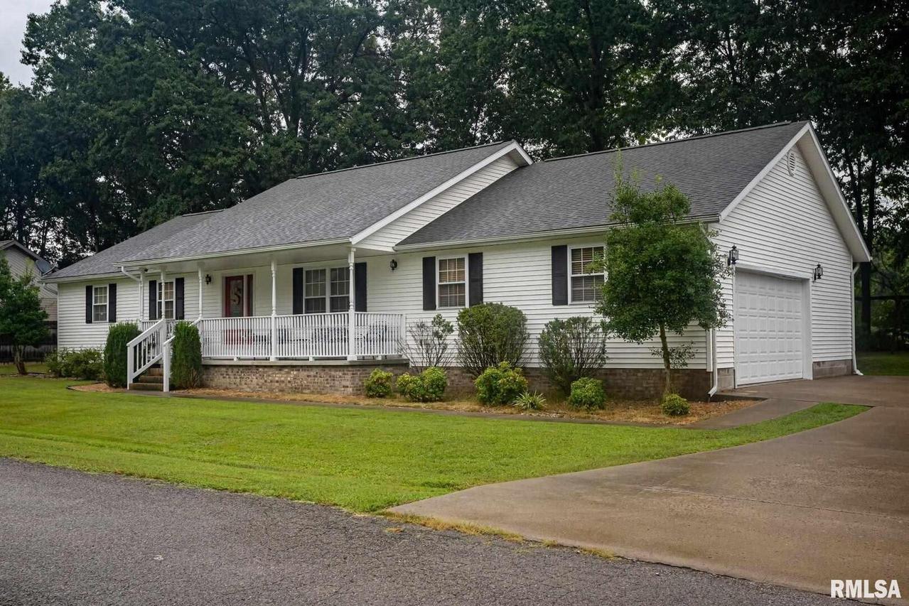 1616 Meadowbrook Dr., Carterville, IL 62918