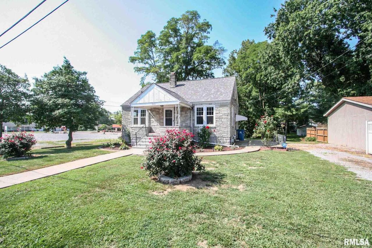103 9th St., Carmi, IL 62821