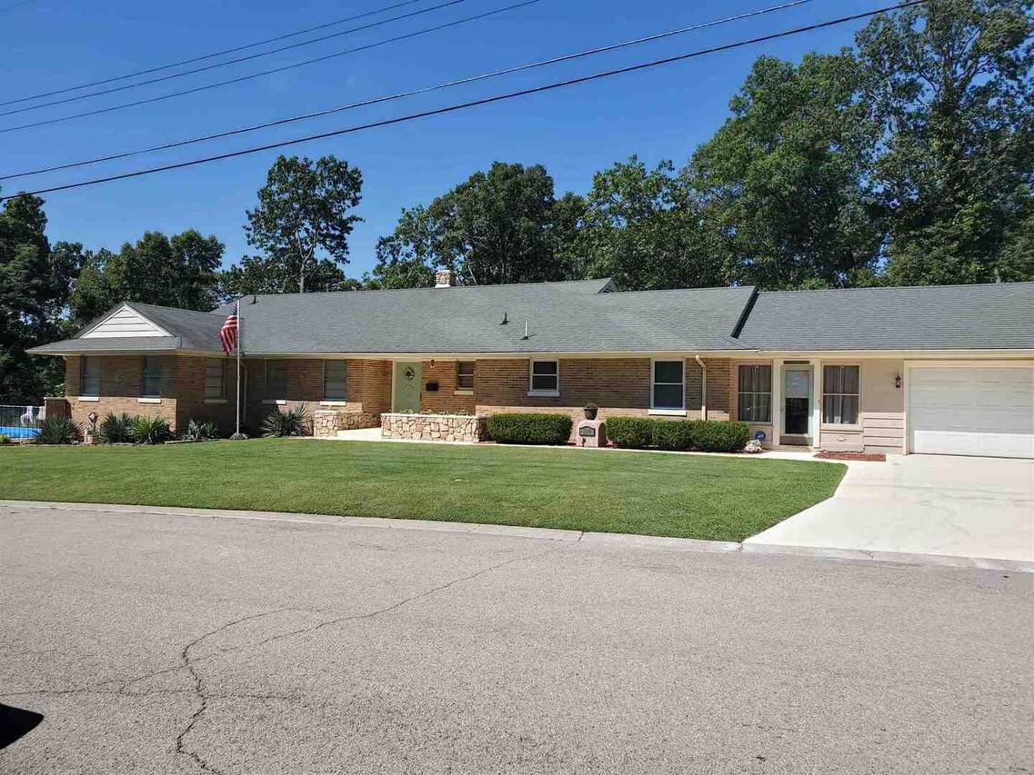 210 Ridge Dr., Chester, IL