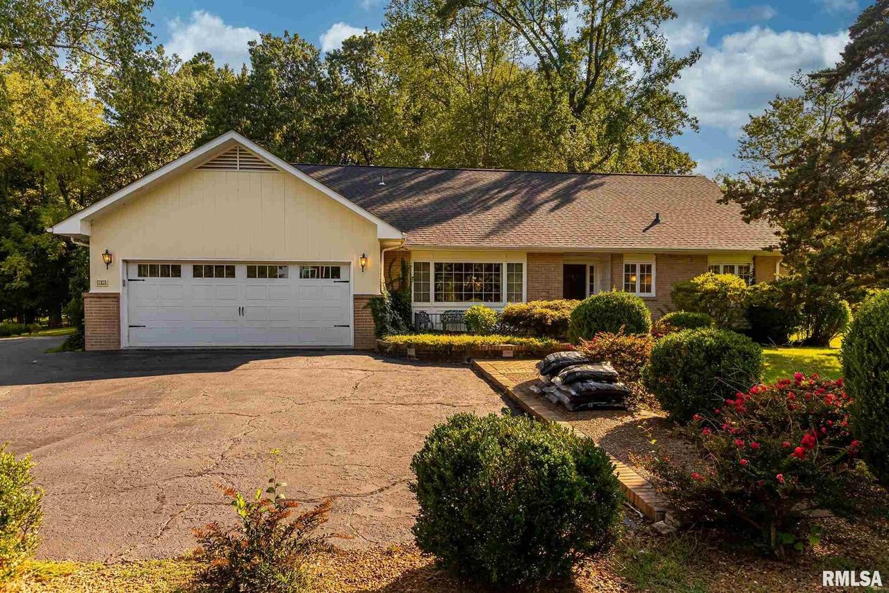 11 Birdsong Dr., Carbondale, IL 62901