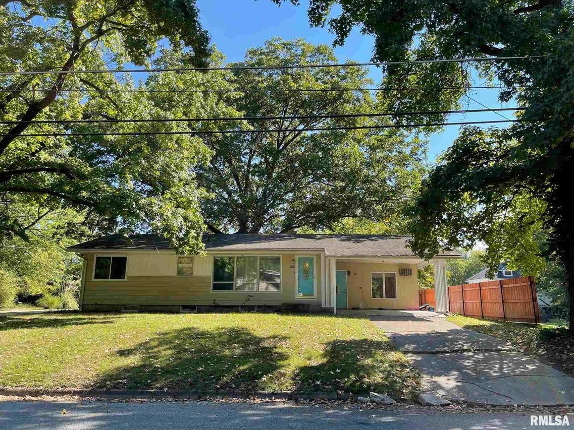 1008 N Maple St., Benton, IL 62812