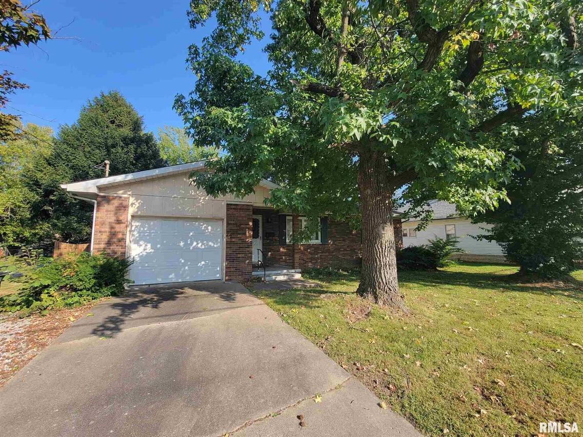1208 N Maple St., Benton, IL 62812