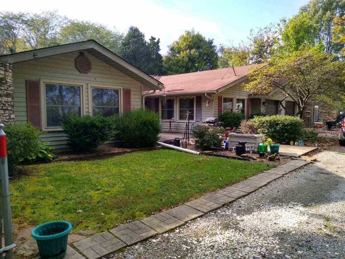 4395 Reevesville Rd., Grantsburg, IL 62943