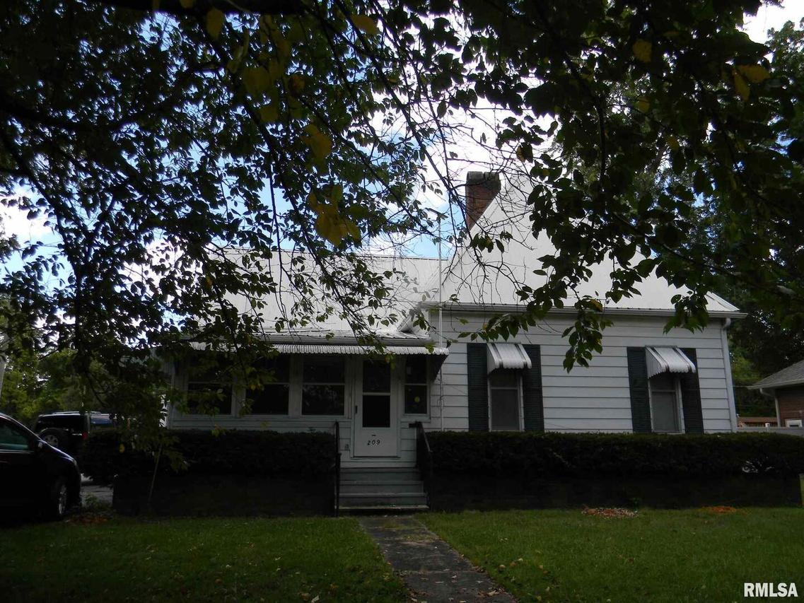 209 N Maple St., Benton, IL 62812