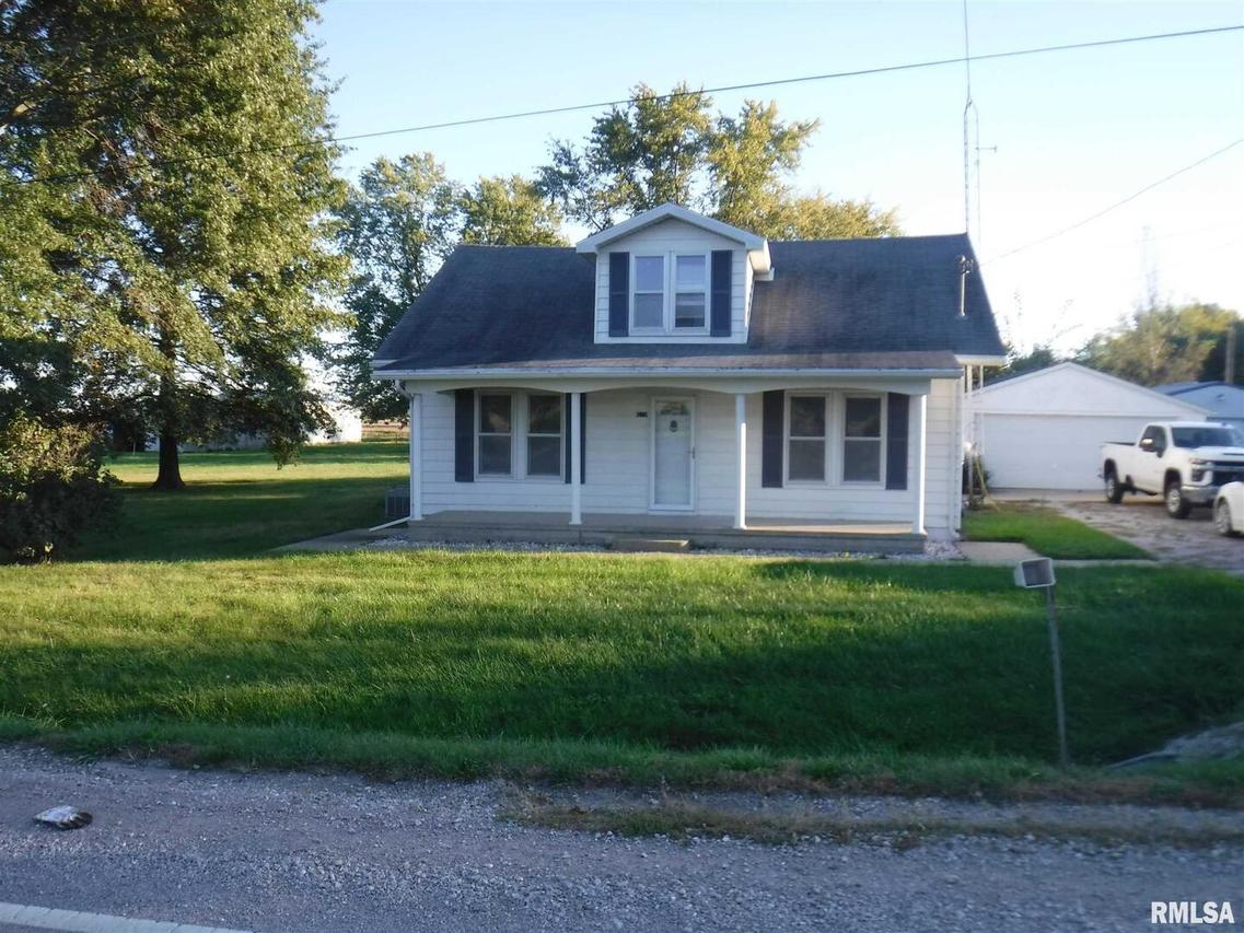 619 E 1st St., Kinmundy, IL 62854