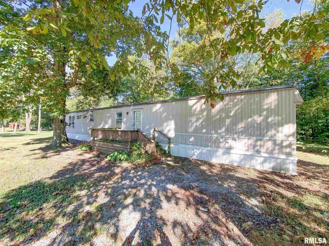 647 E Chestnut St., Louisville, IL 62858