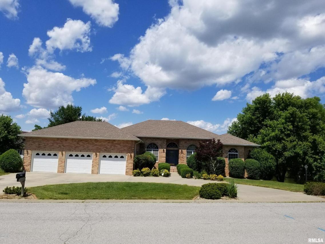 621 W Deer Lake Dr., Carbondale, IL 62901