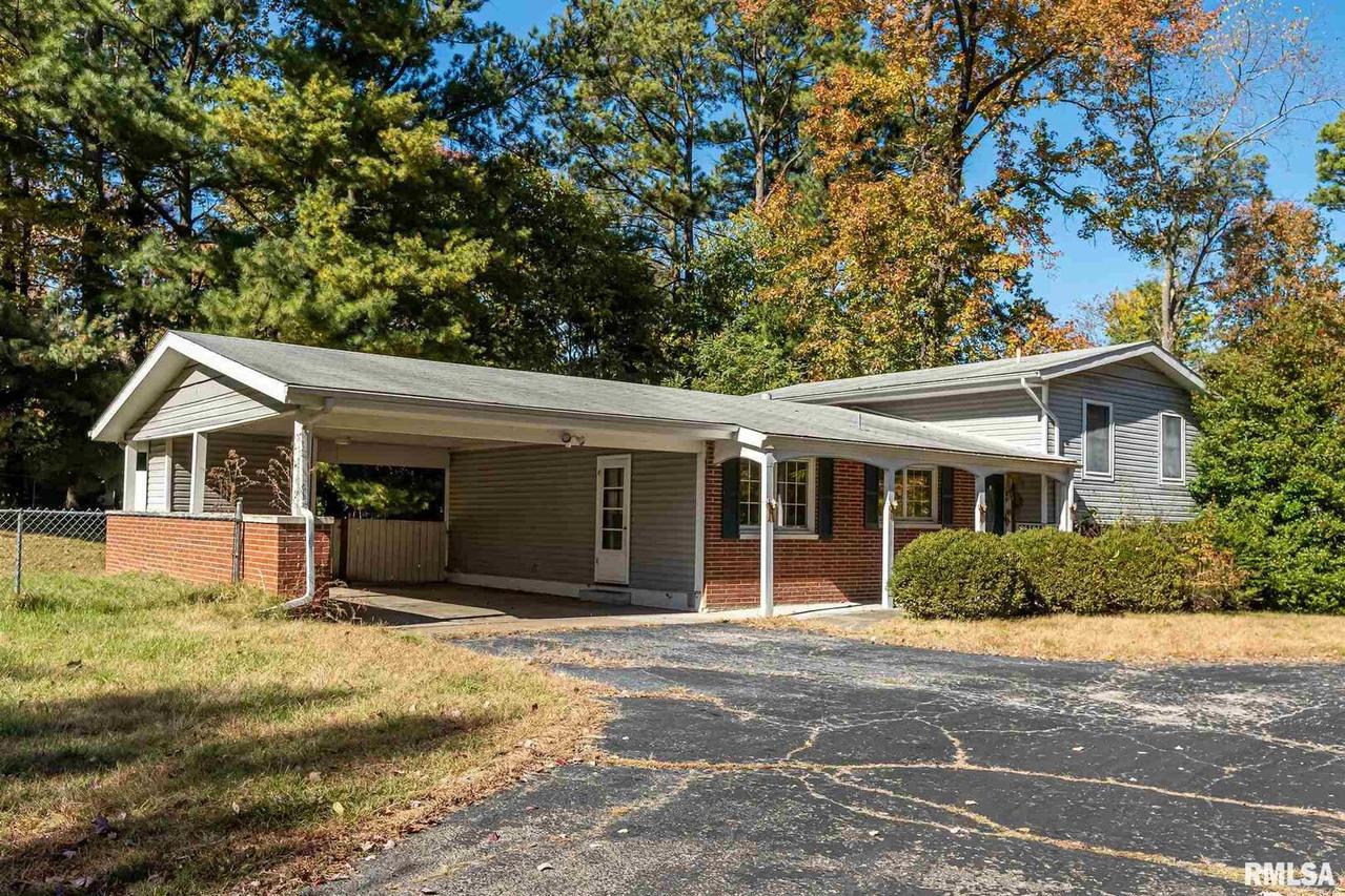 902 S Valley Rd., Carbondale, IL 62901