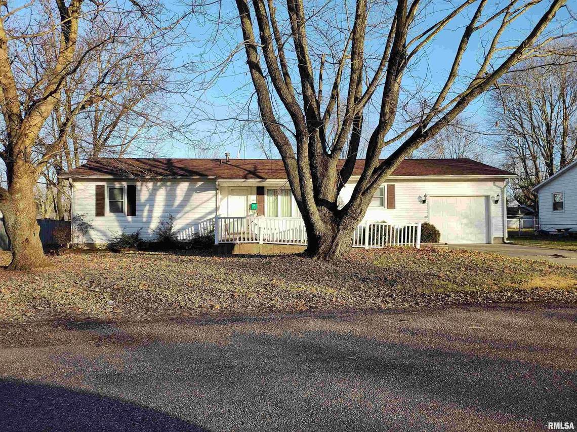 1003 Sunset Dr., Mcleansboro, IL 62859