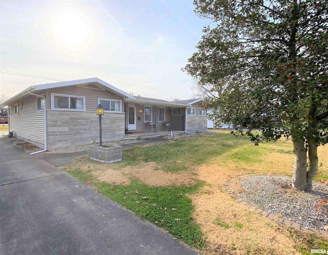 12 Holly Ln., Flora, IL 62839