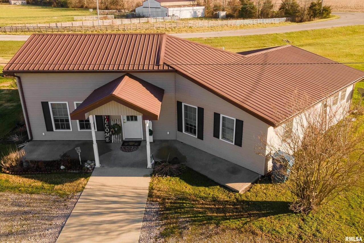 723 Blacksop Rd., Duquoin, IL 62832