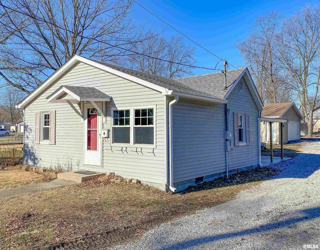 209 Adams St., Flora, IL 62839