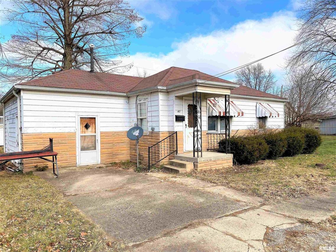 443 Holman St., Flora, IL 62839