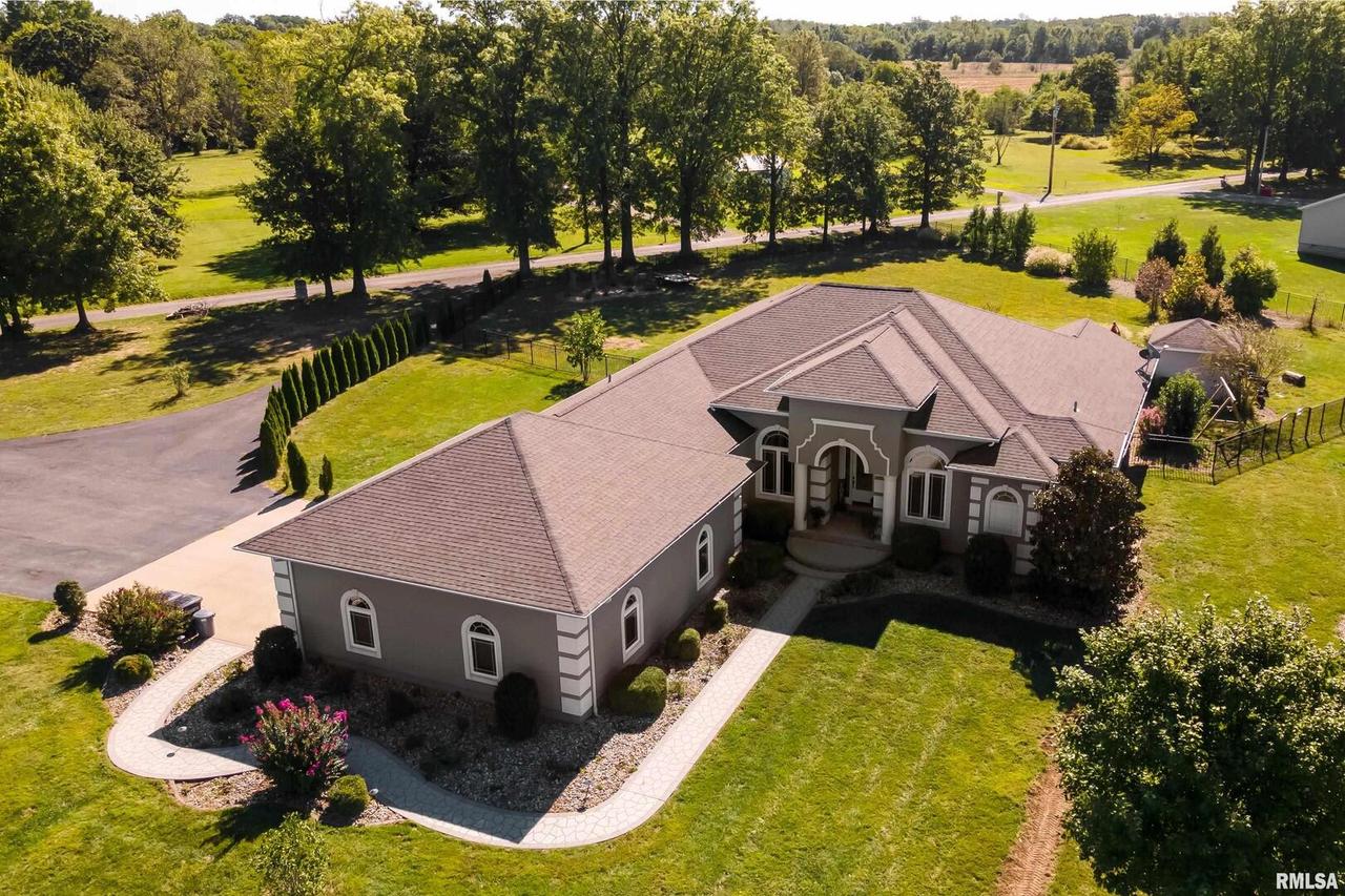 13759 Christmas Tree Rd., Johnston City, IL 62951