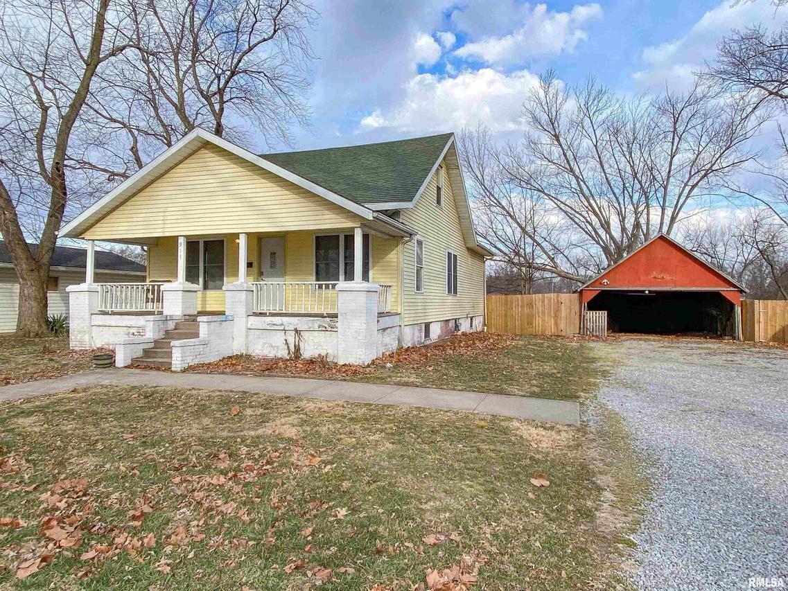 911 E 3rd St., Flora, IL 62839