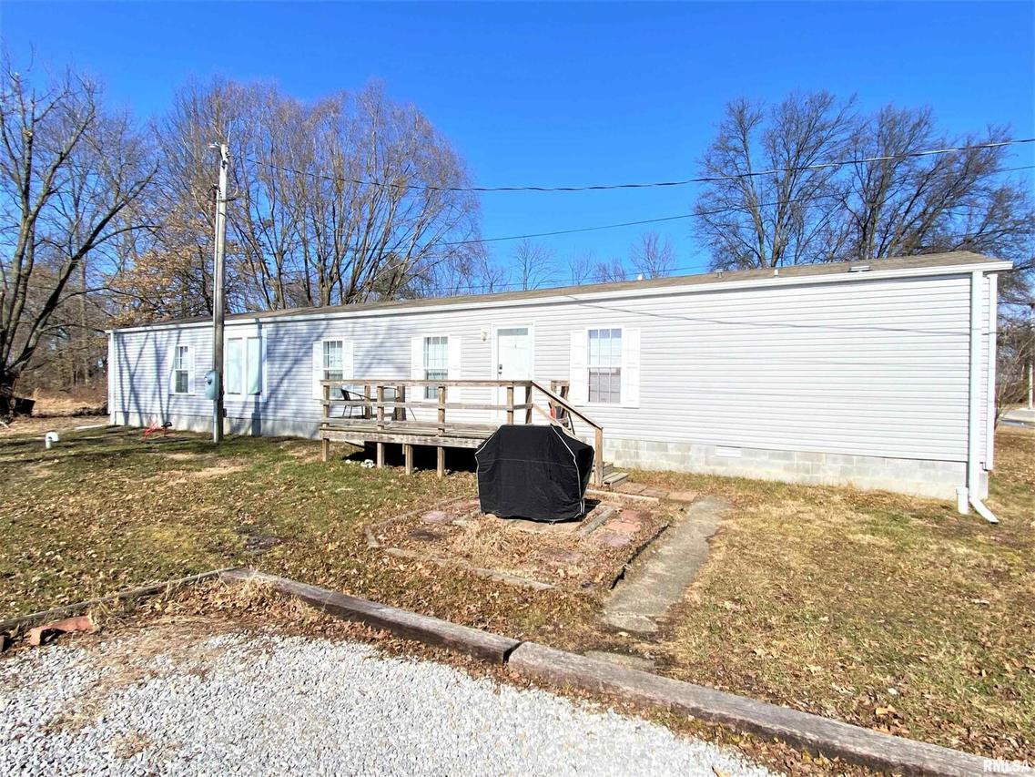 1011 Clan St., Flora, IL 62839