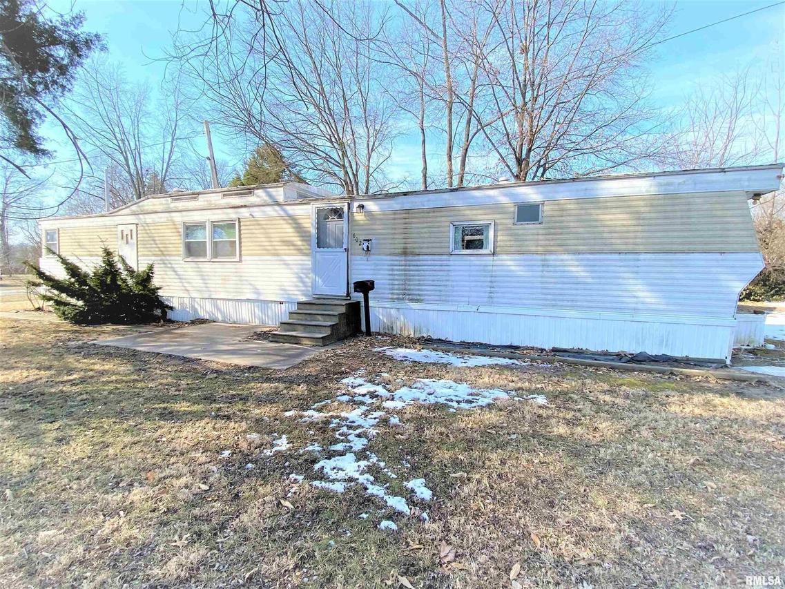 602 W 3rd St., Flora, IL 62839