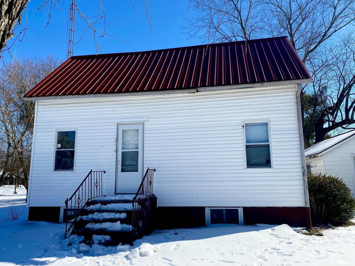 210 S 5th St., Elkville, IL 62932