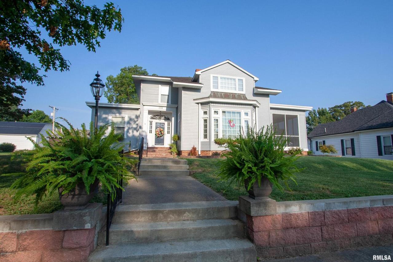 208 4th St., Carmi, IL 62821