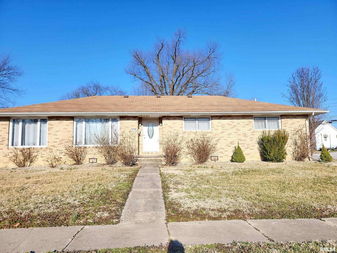 1102 State St., Eldorado, IL 62930