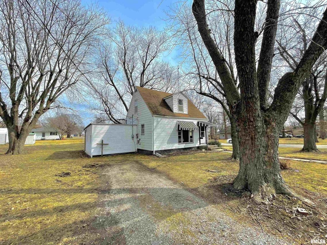 833 S Mill St., Flora, IL 62839