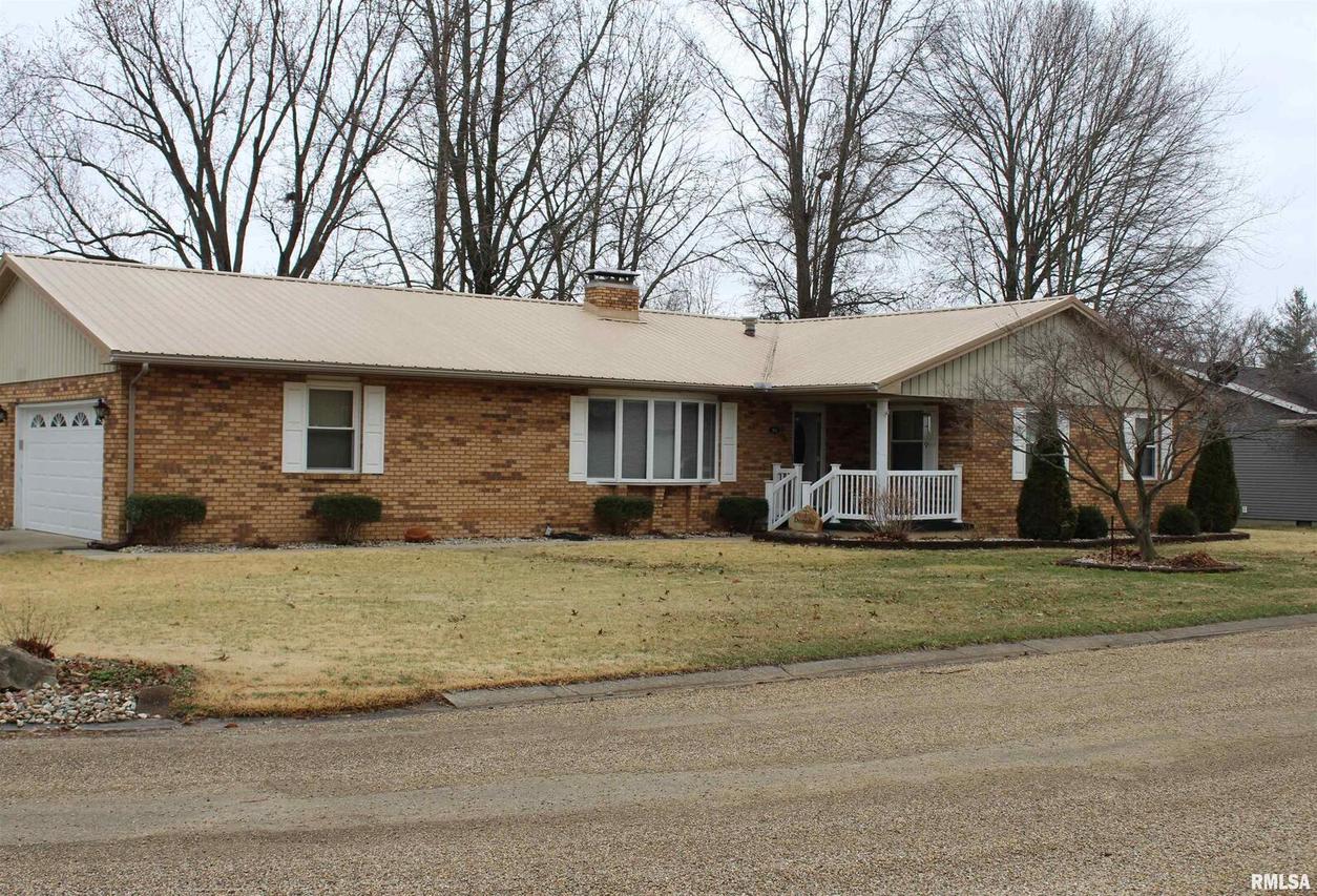 302 Country Club Estates Dr., Salem, IL 62881