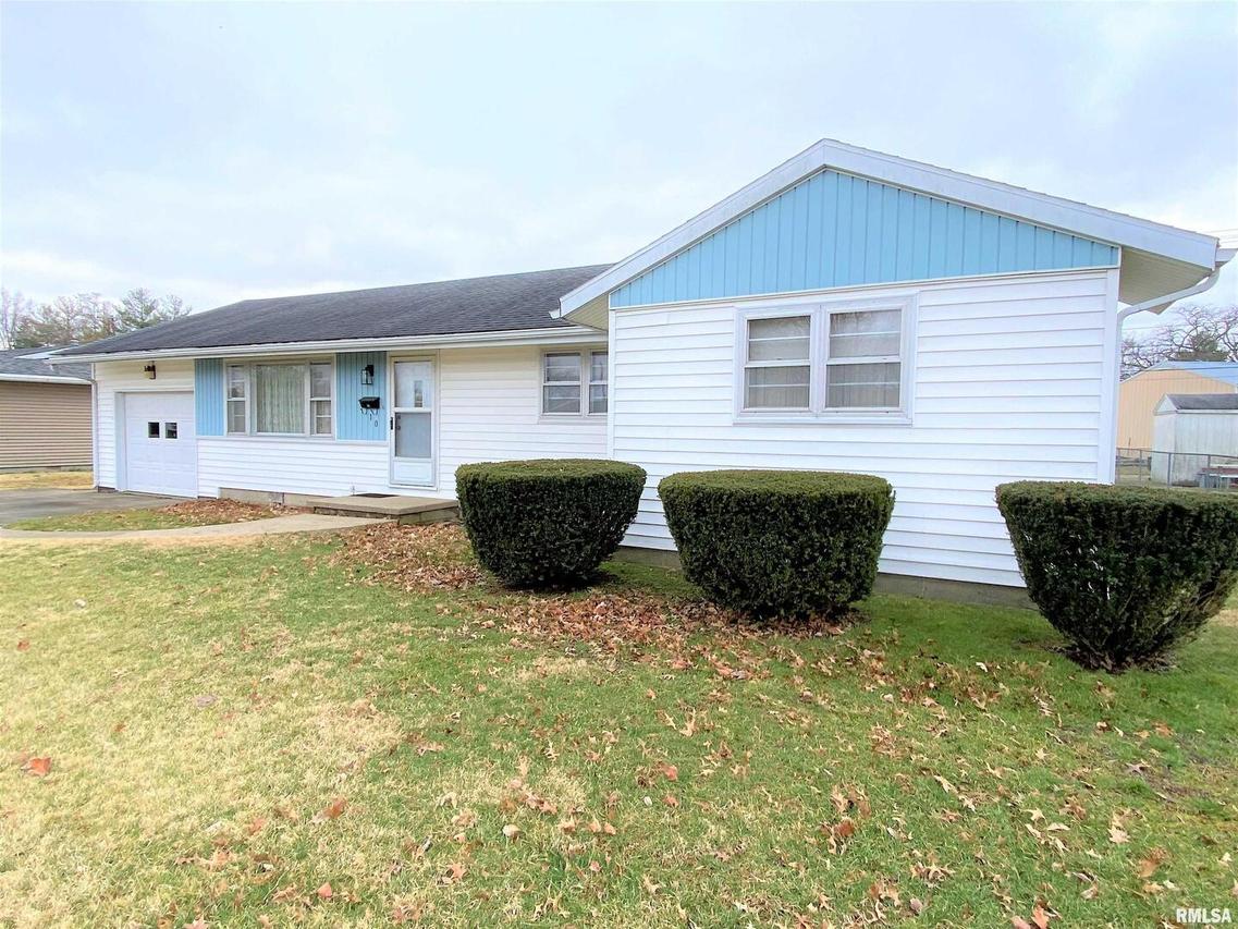 10 Holly Ln., Flora, IL 62839