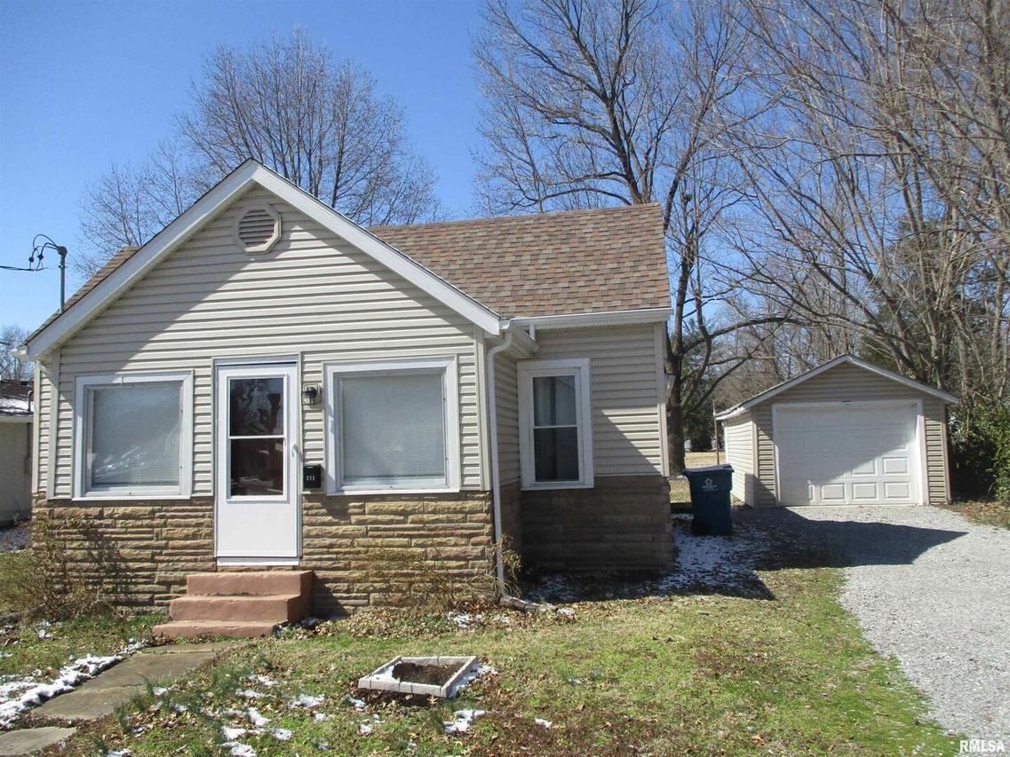211 S 9th St., Benton, IL 62812