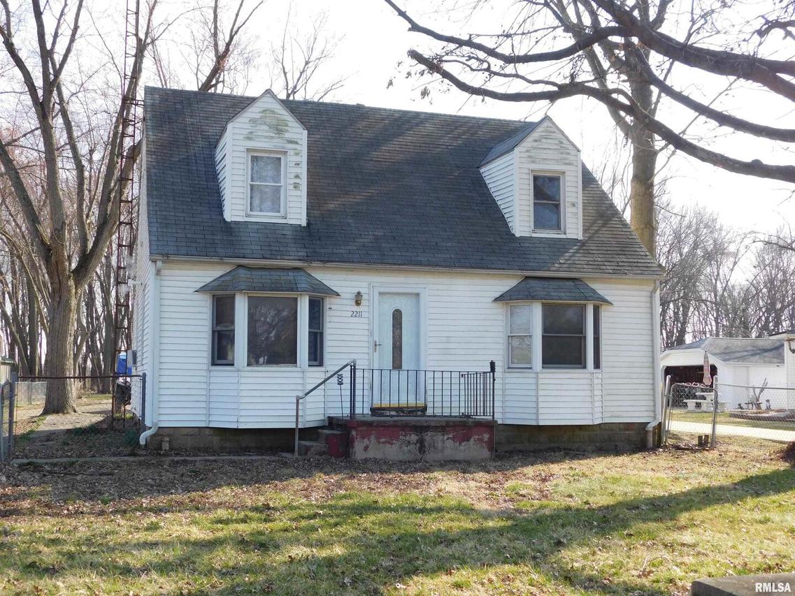 2211 W Main, Salem, IL 62881