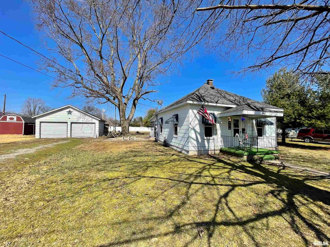 901 E 3rd St., Flora, IL 62839