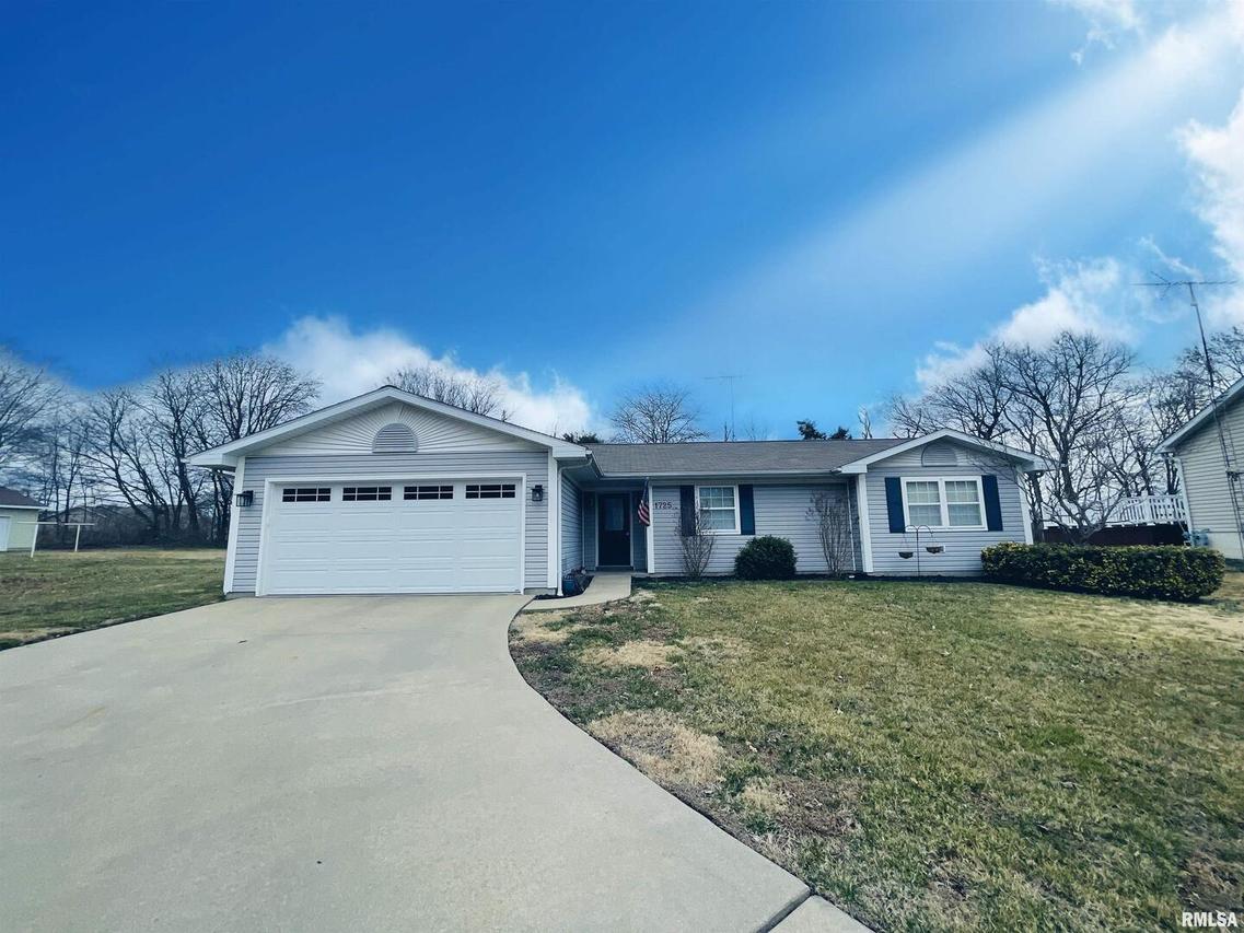 1725 Heathwood Dr., Nashville, IL