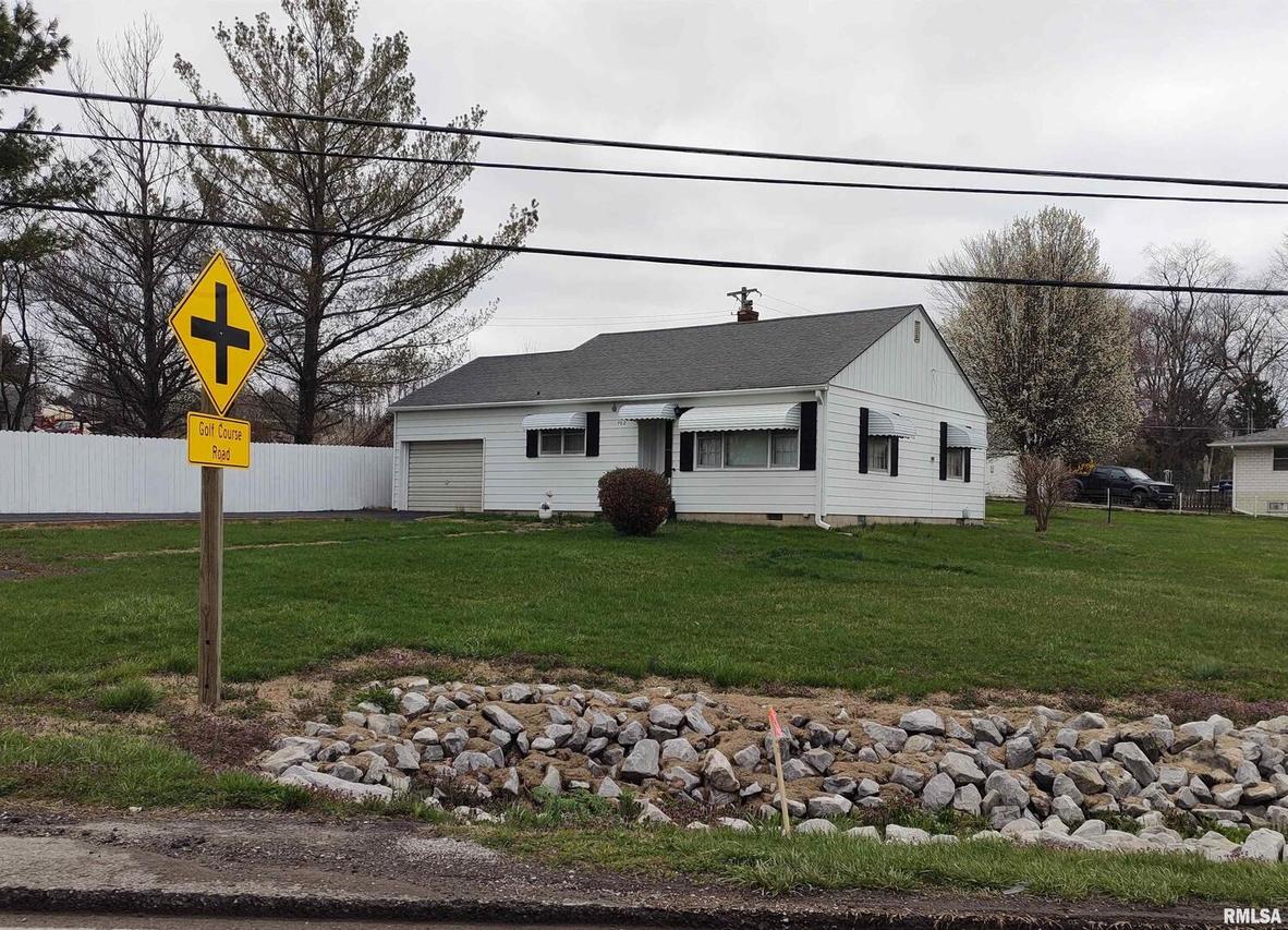 702 W Market St., Mcleansboro, IL 62859