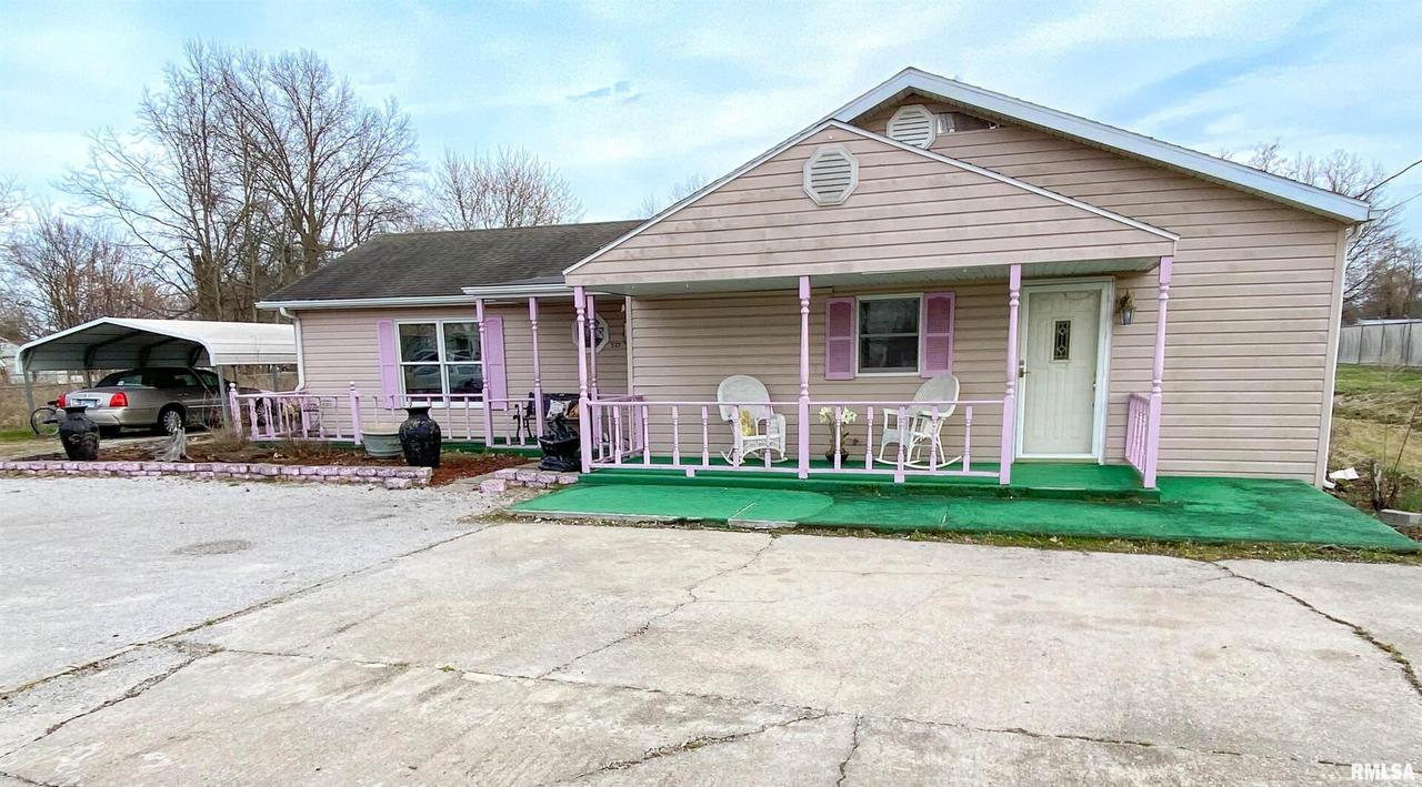 227 W Maple St., Flora, IL 62839