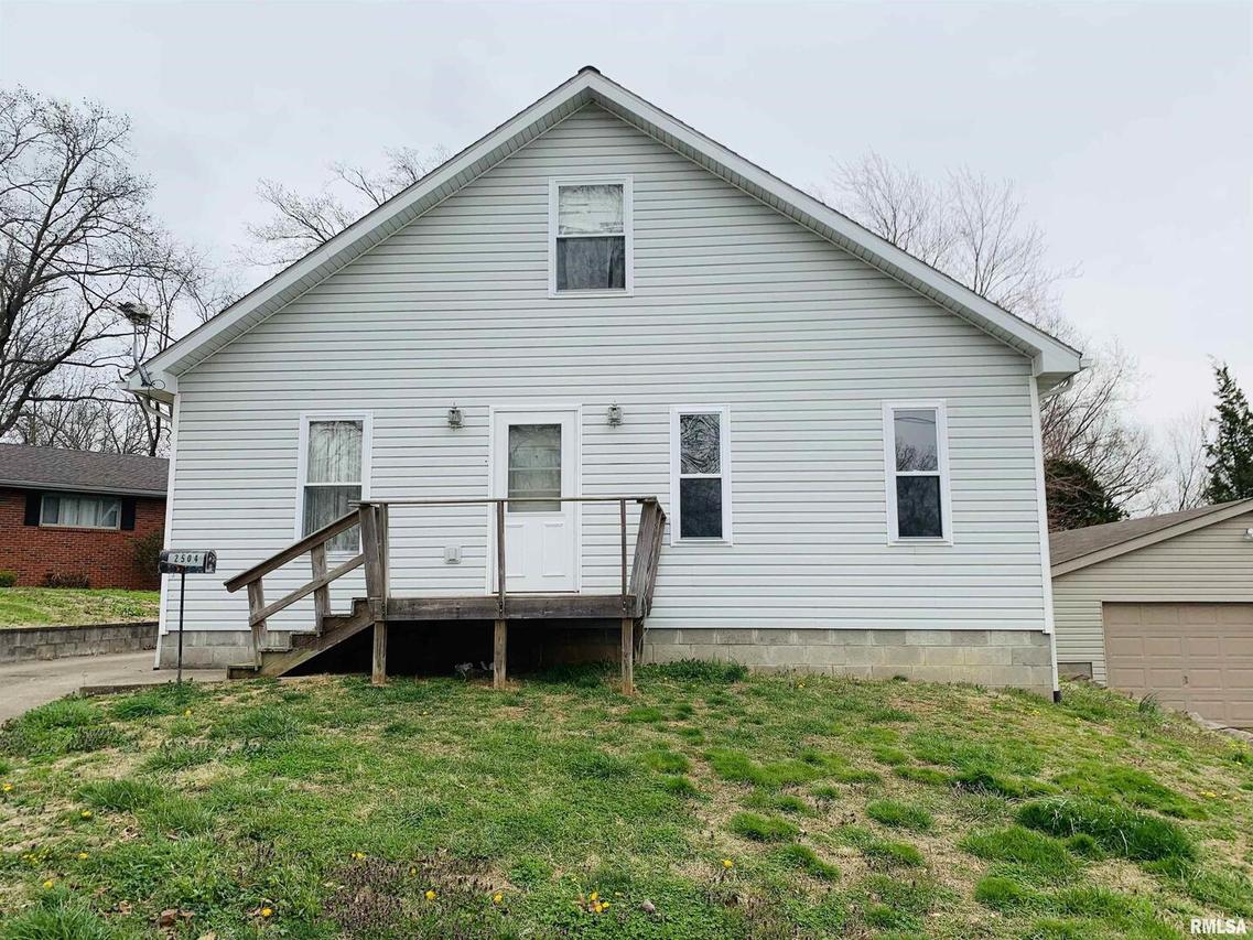 2504 1st St., Eldorado, IL 62930
