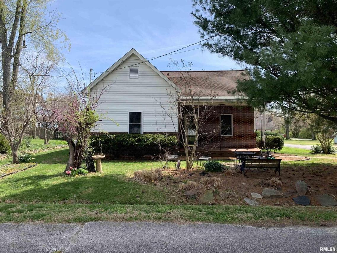 100 Dobson St., Carterville, IL 62918