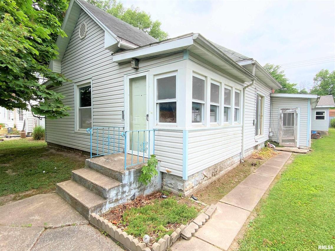 427 E 4th St., Flora, IL 62839