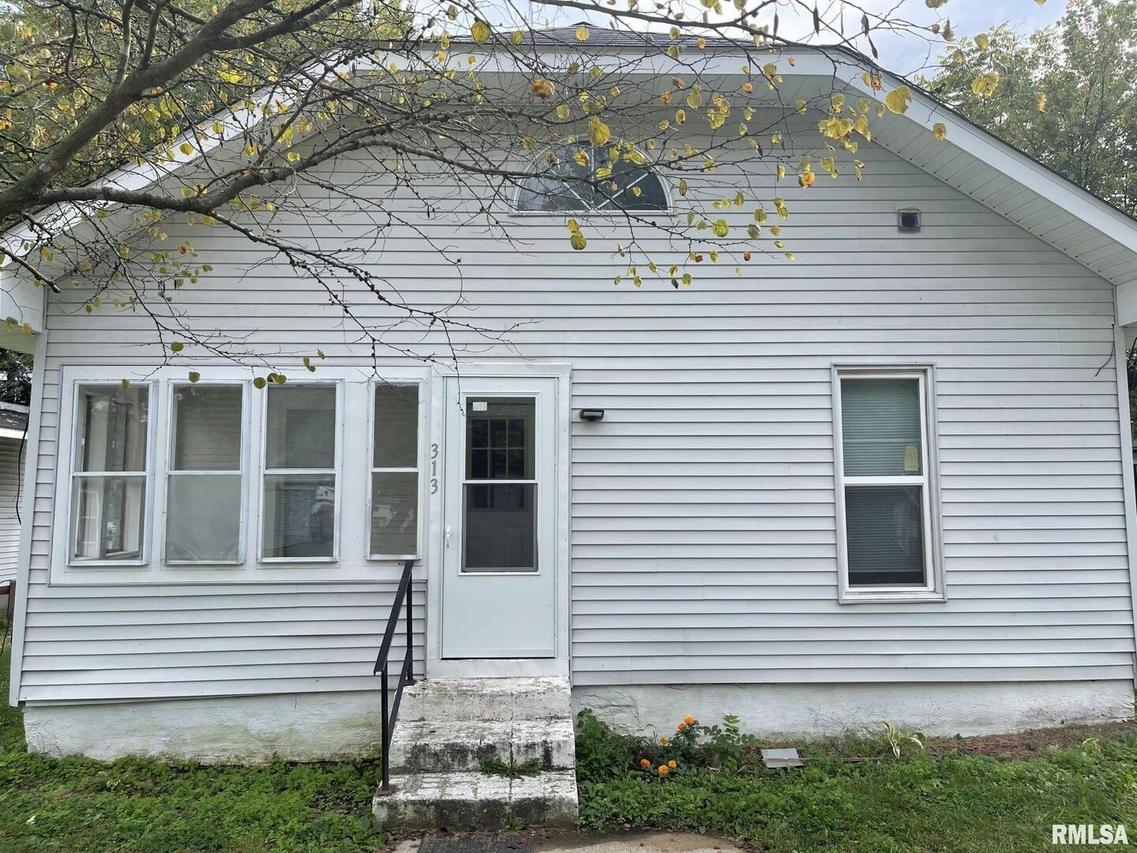 313 W Walnut St., Carrier Mills, IL 62917